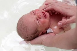 Žena ostavila korpu sa bebom u taksiju i nestala