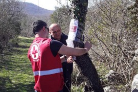 Plakati kod minskih polja na arapskom i engleskom