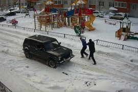 Bahati vozač "sasjekao" drugog vozača pa dobio batine polugom