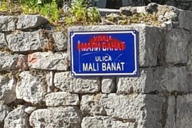 Ćirilični nazivi ulica zamrljani bojom u Kotoru