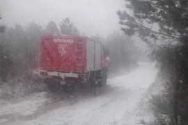 Nesvakidašnji prizor: Vatrogaci gase požar, a snijeg pada