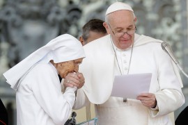 Papa nakon kritika dozvolio ljubljenje prstena
