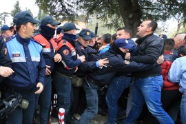 Demonstranti pokušali da uđu u parlament, koristili i dimne bombe