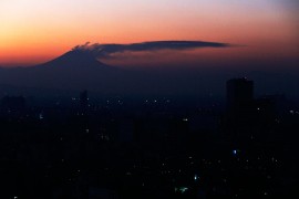 Popokatepetl izbacuje kamenje i pepeo, najviši nivo upozorenja