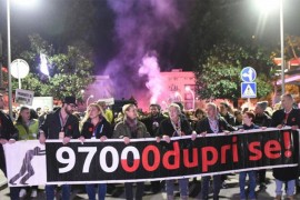 Potpisan sporazum kojim se traže ostavke Đukanovića i Markovića