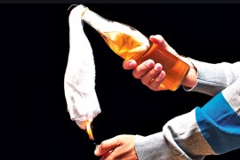 Molotovljevim koktelom na biračko mjesto u Ukrajini