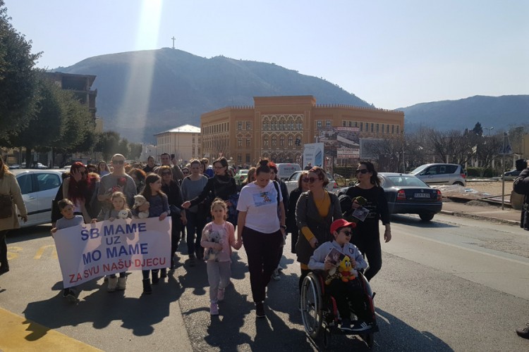 Protest u Mostaru u znak podrške majci koja je optužila bivšeg muža za nasilje