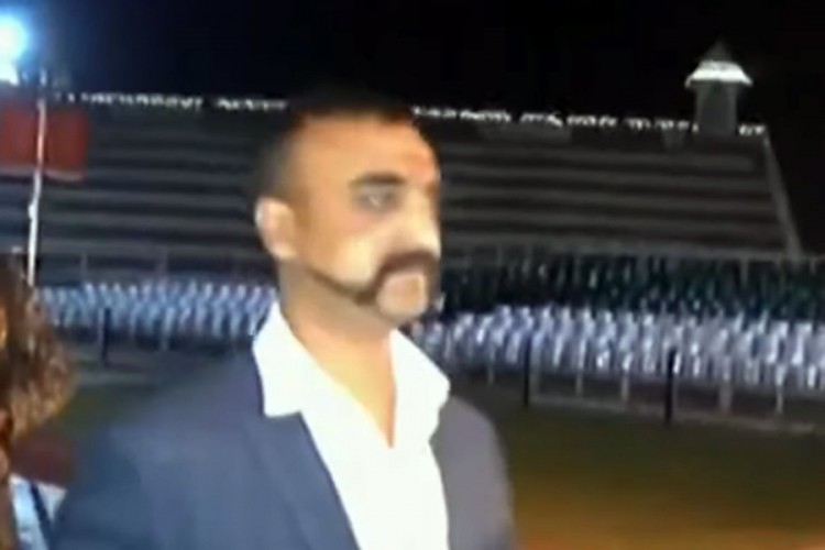 Pakistan oslobodio indijskog pilota, televizije uživo prenosile