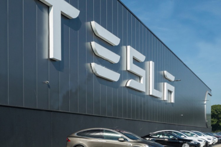 Tesla platila 920 miliona dolara duga akcionarima
