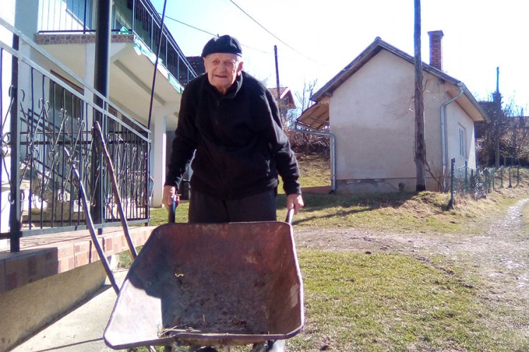 Napunio 101 godinu, aktivno se bavi poljoprivredom i uživa u životu
