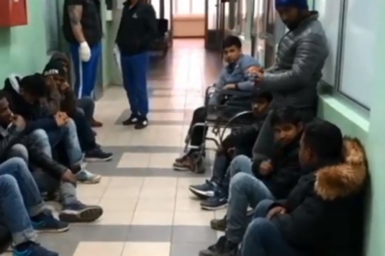 Kod Leskovca se prevrnuo kombi s migrantima