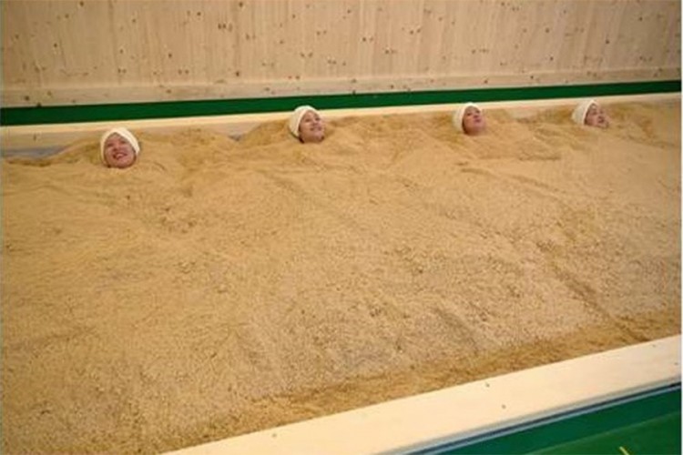 Neobični kozmetički tretman: Kupanje u piljevini