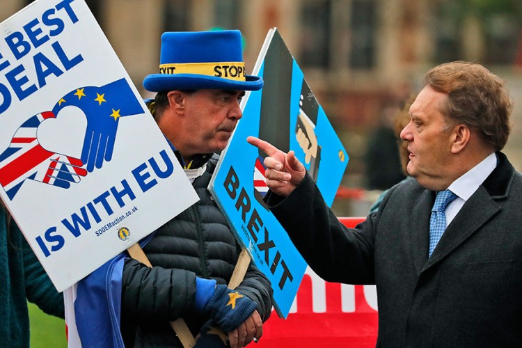 Hamond: London vjerovatno odgađa Brexit