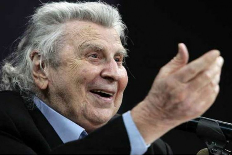 Čuveni kompozitor Mikis Teodorakis u bolnici