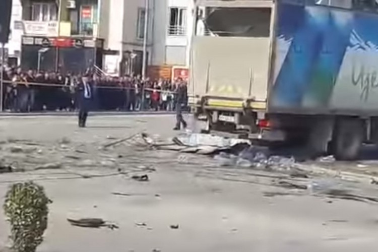 Objavljen uznemirujući video ulijetanja kamiona među pješake u Gnjilanu