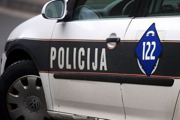 Četiri osobe povrijeđene u sudaru dva vozila