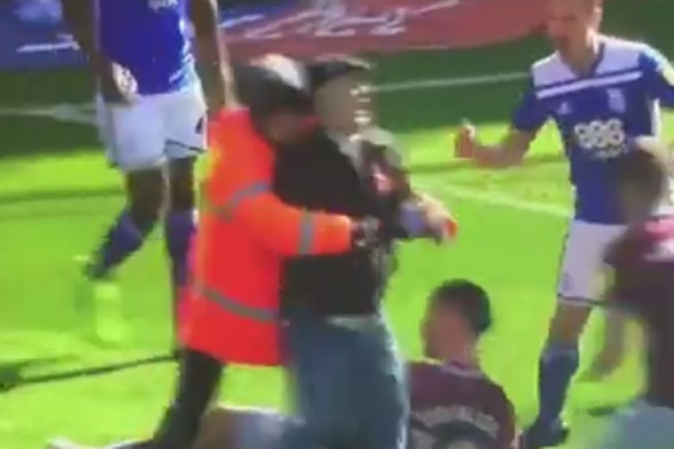 Huligan uletio na teren i udario fudbalera šakom