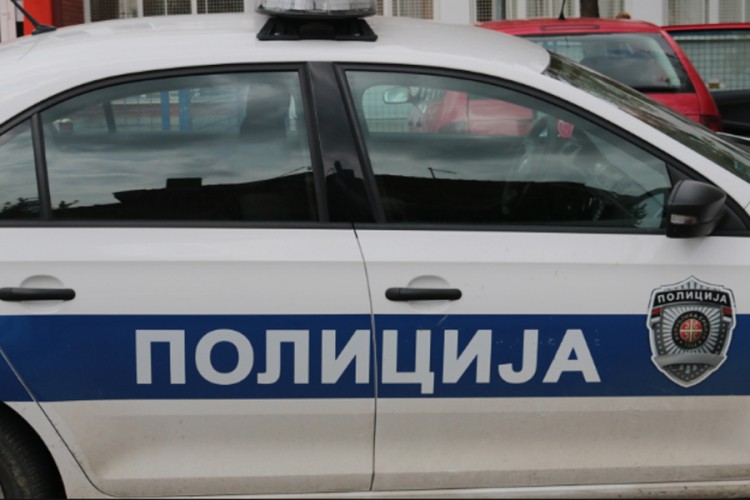 Zapalio se policijski automobil, povrijeđena četiri lica