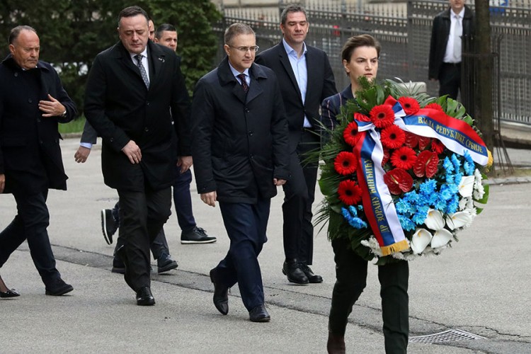 Brnabić i ministri položili vijenac na mjesto ubistva Đinđića