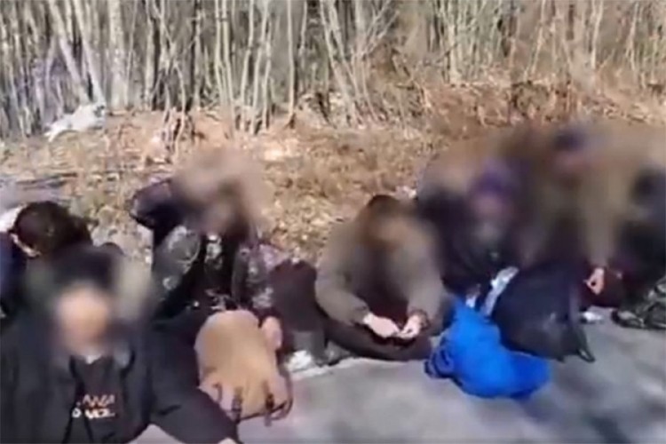 Policajci tjerali migrante da uzvikuju i "Za dom spremni"
