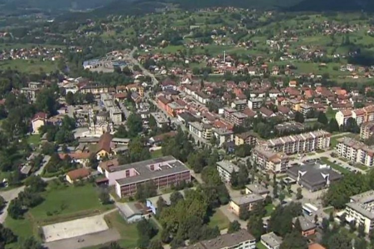 Maloljetnika u Tesliću vozali u gepeku, pa ga strpali u kontejner