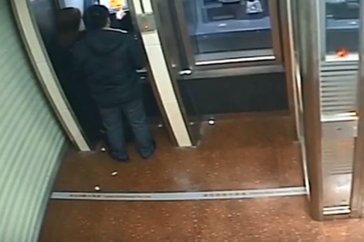Pljačkao ženu na bankomatu pa odustao kad je vidio stanje računa