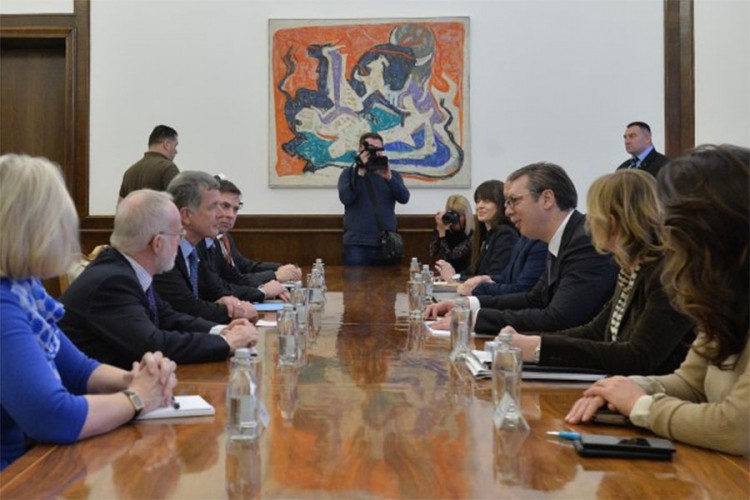 Vučić Muru: Ukidanje taksi, pa dijalog