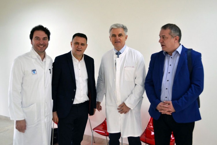 Urađena složena mikrohirurška operacija lica na UKC RS