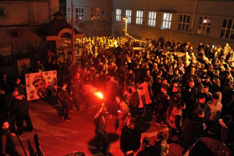 Žandarmerija ušla u dvorište RTS-a, izvodi ljude