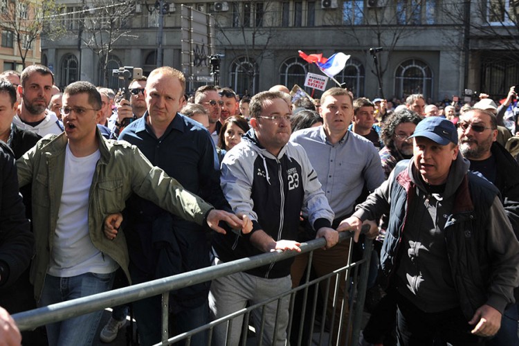 SZS traži hitnu smjenu vlasti, povrijeđena dva policajca