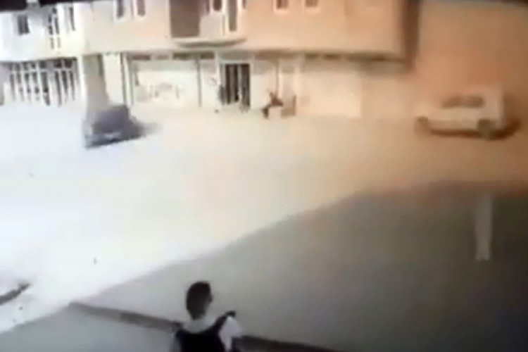 Kamere snimile uznemirujući udes u Skoplju, tinejdžer zakucao tri osobe u zid