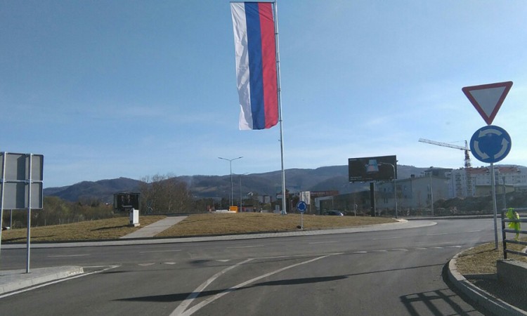 Potpuna obustava saobraćaja od pijace prema Rebrovcu