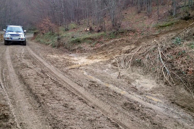 Mještani blokirali uništeni put