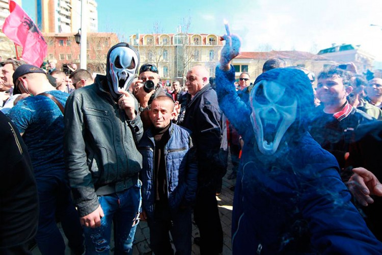 Demonstranti u Tirani traže prijevremene izbore
