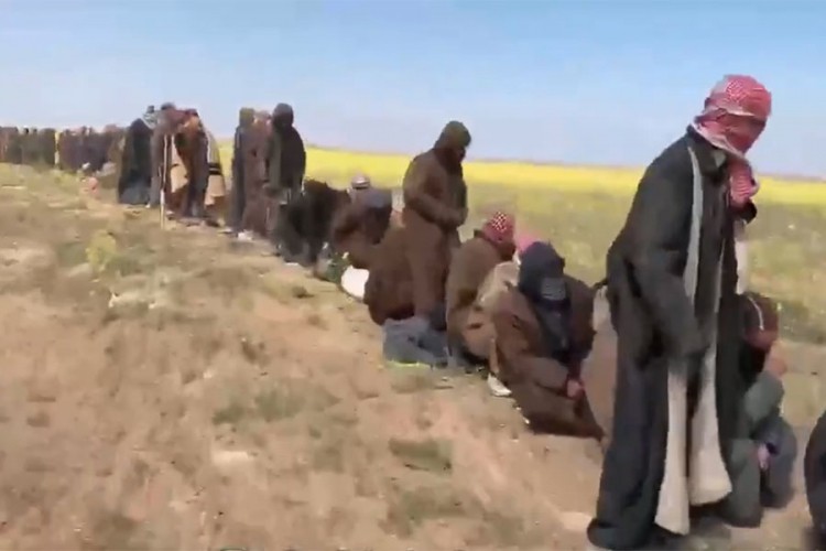 Čeka se konačan poraz Islamske države: Pogledajte snimak predaje terorista