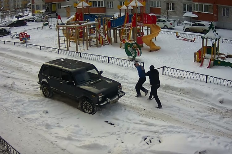 Bahati vozač "sasjekao" drugog vozača pa dobio batine polugom