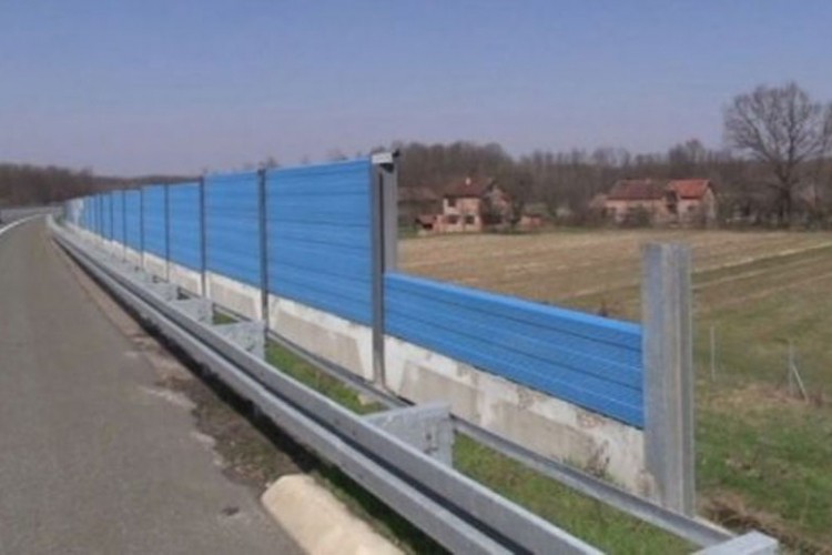Kradu panele na autoputu i pokrivaju svinjce i kokošinjce