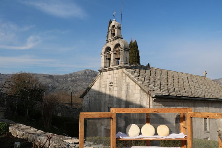 Proda se svaki komad sira iz manastira Duži