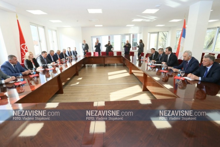 Počeo sastanak delegacija SNSD-a i SDS-a