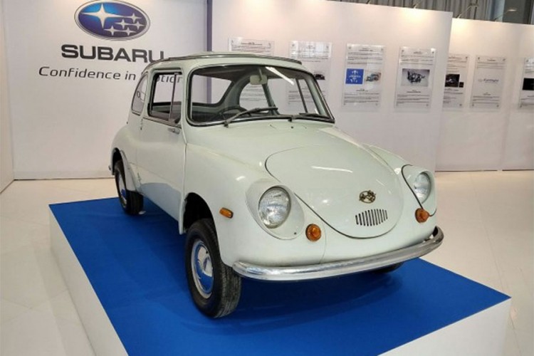 Neobičan "uljez" na sajmu automobila