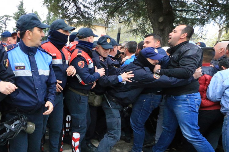 Demonstranti pokušali da uđu u parlament, koristili i dimne bombe