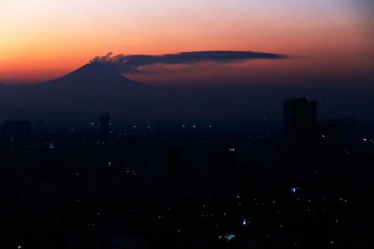 Popokatepetl izbacuje kamenje i pepeo, najviši nivo upozorenja