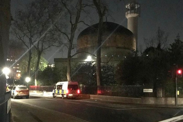 Blokirana džamija u Londonu, muškarac ranjen nožem