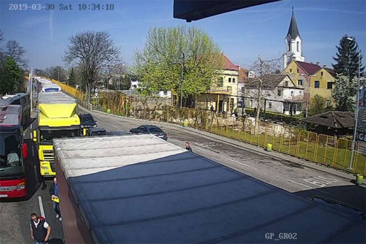 Gužva u Gradišci, čekanje do jedan čas
