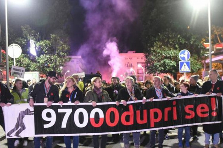 Potpisan sporazum kojim se traže ostavke Đukanovića i Markovića