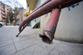 Metalna ograda pala s drugog sprata, nema povrijeđenih