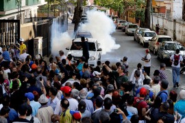 Opet haos u Venecueli, probijene barikade