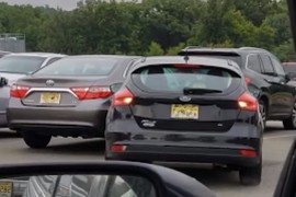 Video sa parkinga "zapalio" Facebook: Velike muke pri isparkiravanju