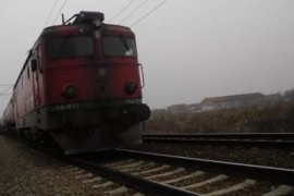 Mladić povrijeđen u sudaru auta i lokomotive