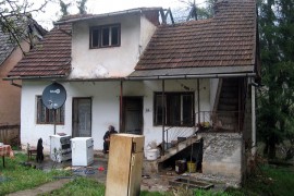 Gorjela porodična kuća, sin spasao majku u zadnji čas